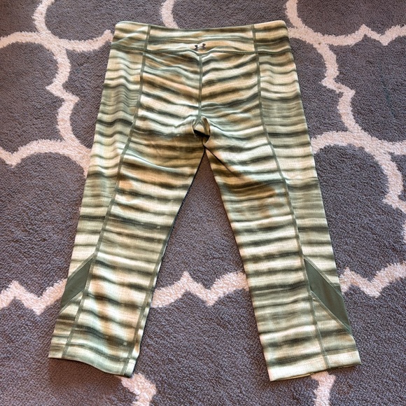Under Armour Capri’s- Size Medium- Used- Like New - Picture 3 of 3